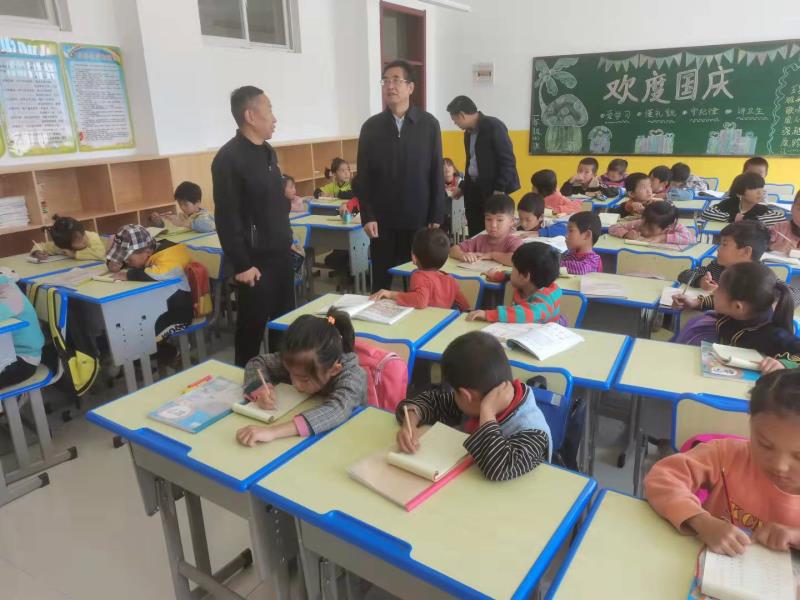 调研组专家到达板镇鹭岛小学调研 (3).jpg