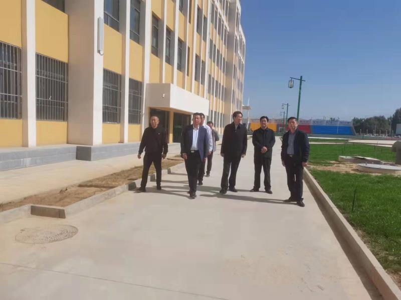 调研组专家到达板镇鹭岛小学调研 (2).jpg