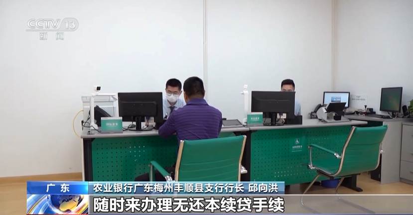 穿绿色衣服的男人在房间里 AI 生成的内容可能不正确。