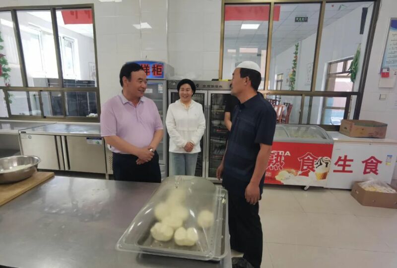 东乡县人大常委会开展慰问关爱活动2.jpg